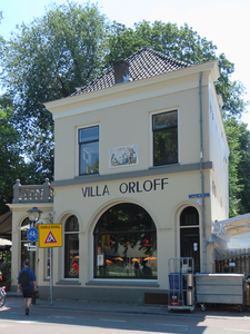 850300 Gezicht op de zijgevel van café Villa Orloff (Lucasbolwerk 1) te Utrecht, dat na een ingrijpende verbouwing van ...
